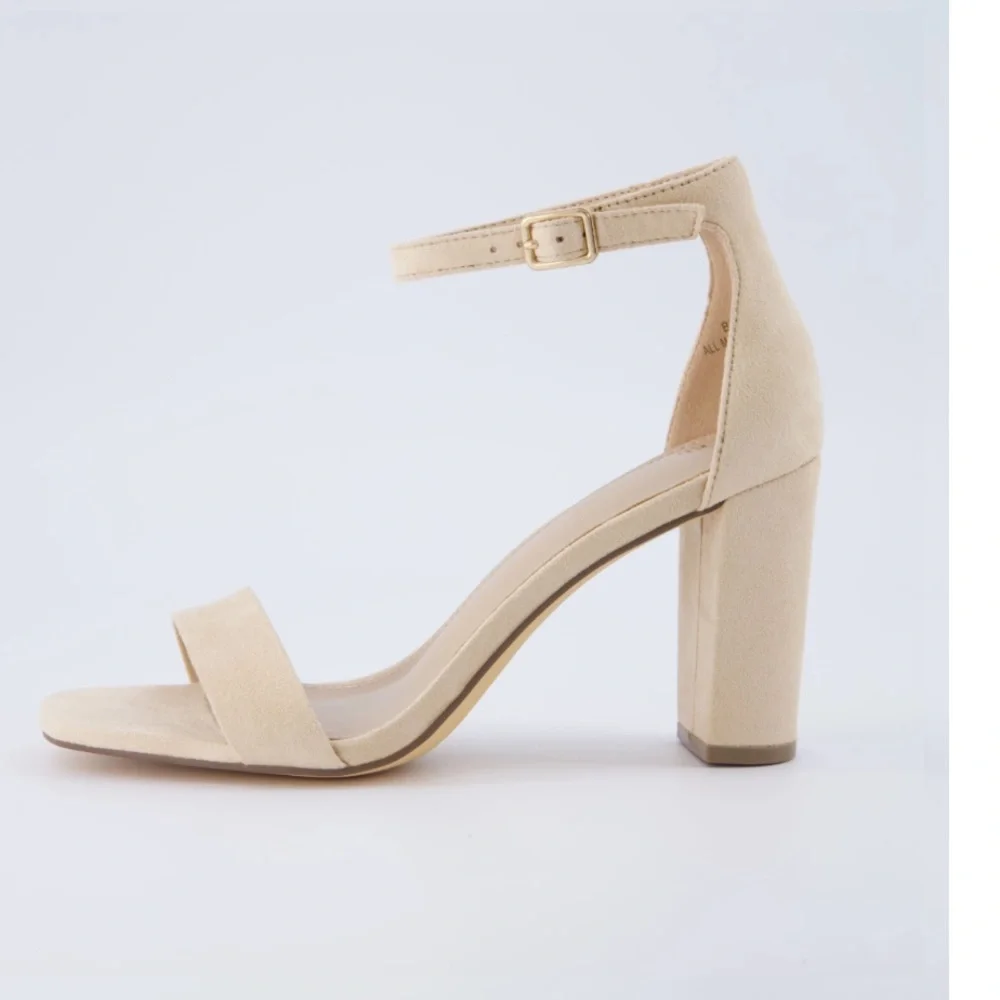 CUSHIONAIRE 8.5 Bliss Cream Block Heel Sandals